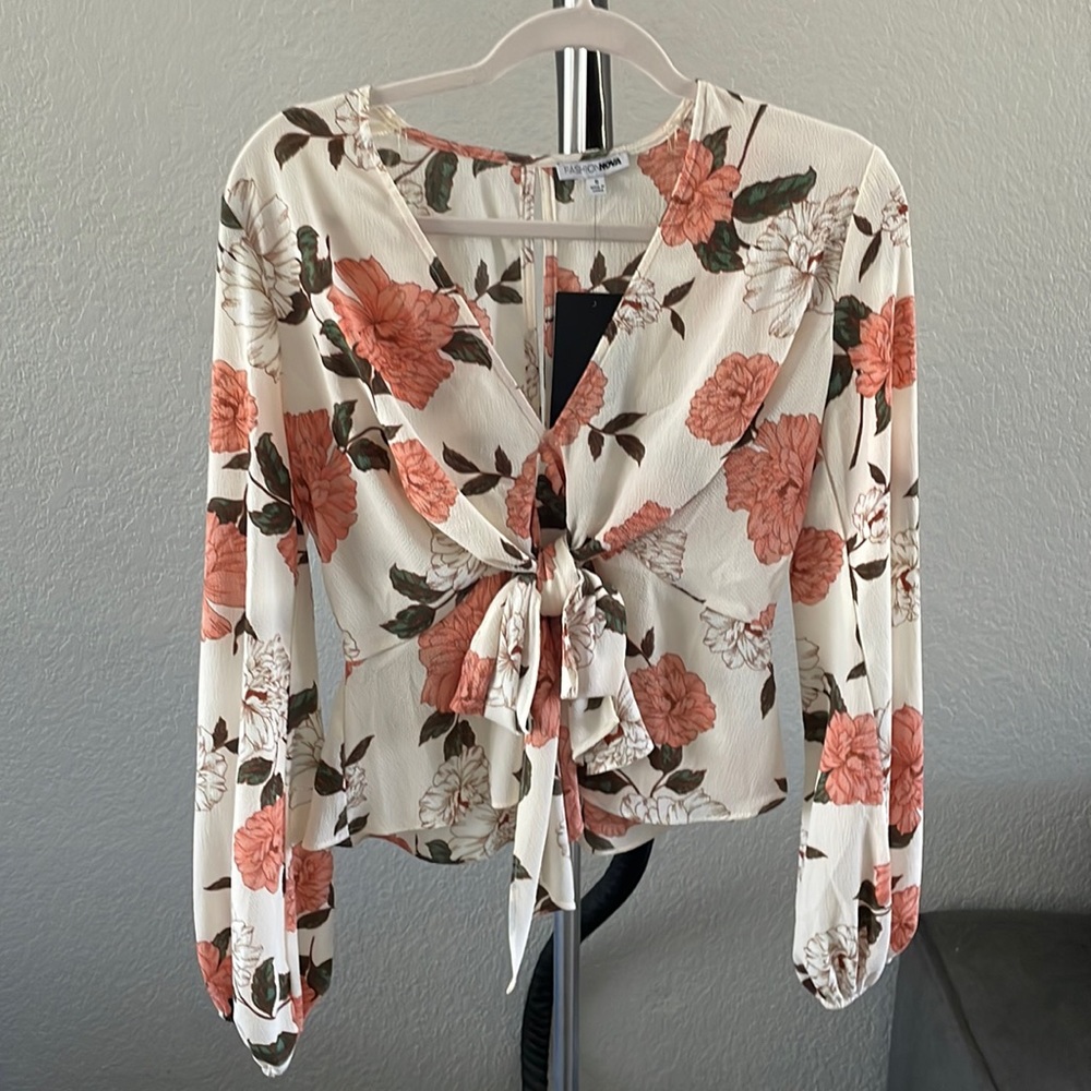 Fashion Nova floral top w/ open slit in back - Size S